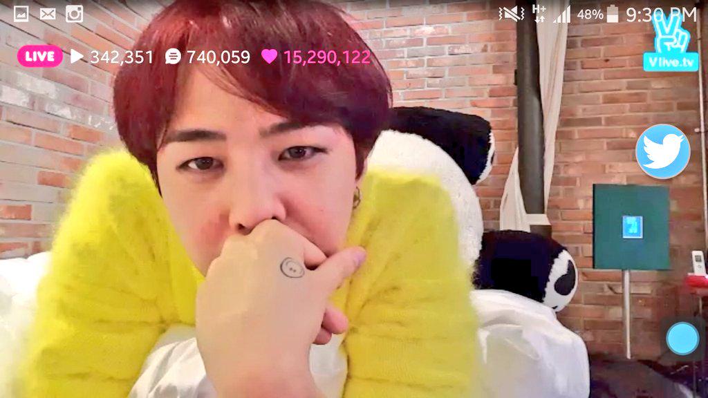 bochayabn's tweet photo. @bowkeygtop  [Vlive|GD] GDRAGON 
20150902 กำลังขาดอาการหายใจเพราะจียง
..
#GFRAGON
#GD_VLIVE
#BIGBANG
😀🍇 http://t.co/dVPJLB8gaH