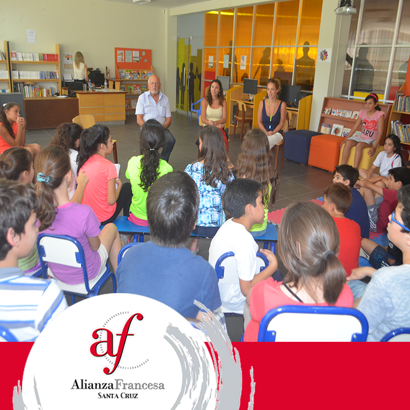Encuentro entre el director de cinema francés Jean Sagols y los alumnos del Colegio Francés de Santa Cruz.