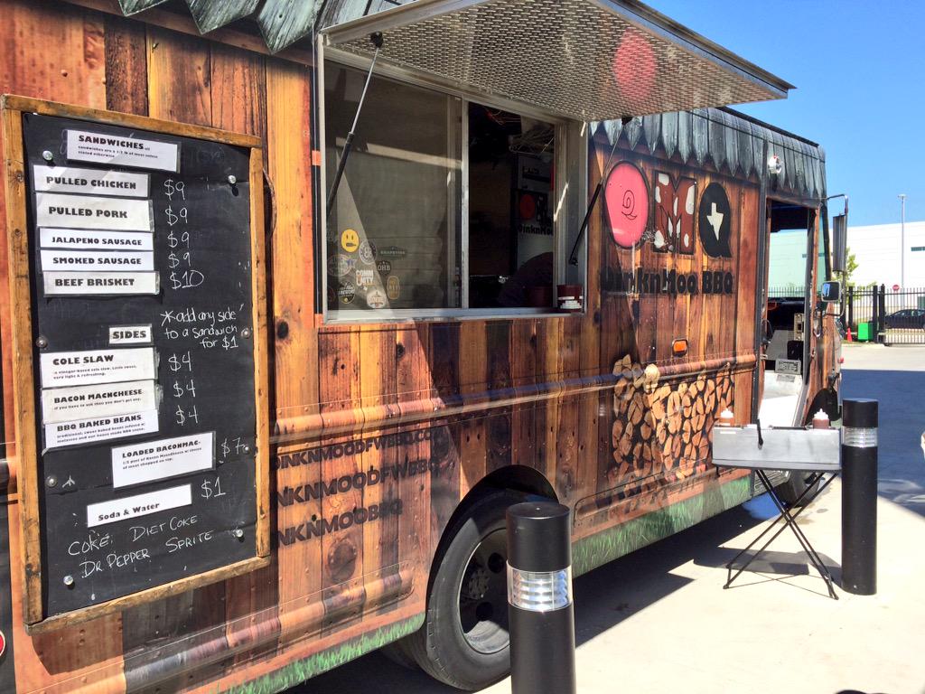 Lunch outside the <a href="/NBCDFW/">NBC DFW</a> studios! Thanks 4 stopping by <a href="/omqbbq/">OinknMoo BBQ</a> #FoodTruck 🐃 🐖 #GodBlessTexas
