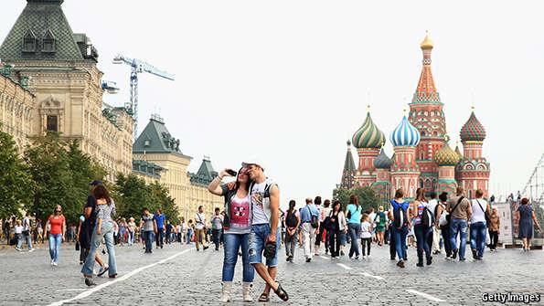 Житель москвы как называется. Как называют жителей разных городов. Жители москвы как называются. Толпа на красной площади. Жители москвы как называются.