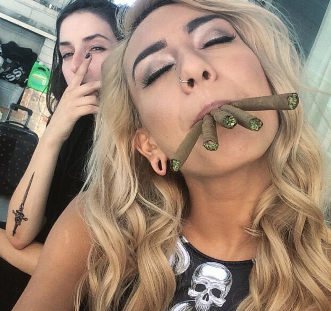 Stoned Babes ™ 