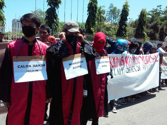 hamkaWP's tweet image. Aksi dukungan KY oleh koalisi masy pemantau peradilan sulsel "Peradilan bersih tanpa korupsi" @Save_KY @accsulawesi