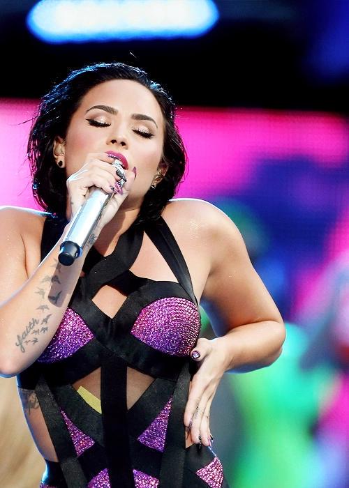 luis_tjg's tweet photo. Essa parceria e essa apresentação simplesmente acabou comigo @ddlovato #StreamCoolForTheSummer http://t.co/5VQ4jWUbY0