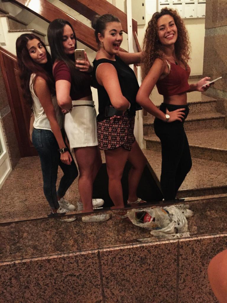 CrisVilla98's tweet photo. Noches para repetir 🙌🍻🍹💁👐💕 #Nojaa ❤ http://t.co/7HfbTszJeb