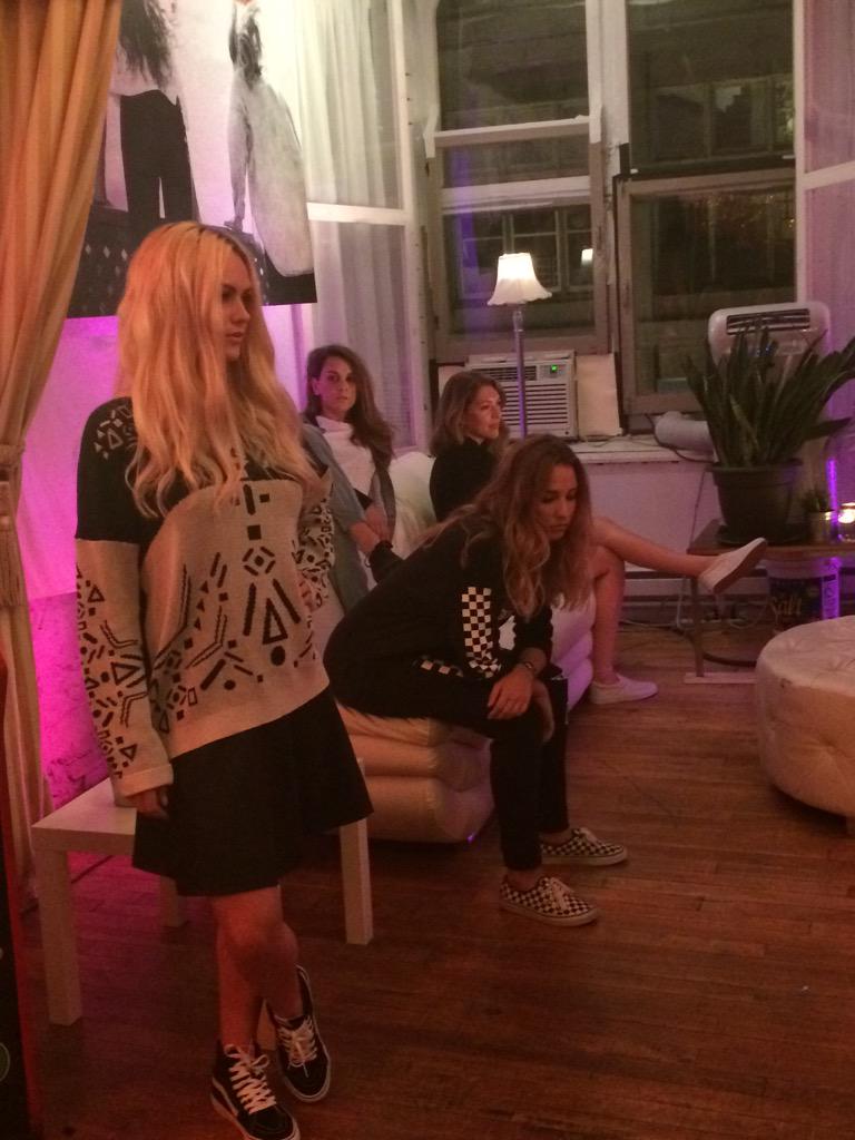 33MAG's tweet image. Les mannequins prennent la pose. On a déjà spotté des trucs pour notre wishlist! #empirexvans