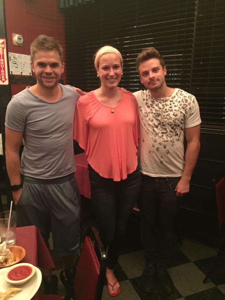 amerikan_dreamm's tweet image. Thank you @madi_weathers for coming with me to meet 1D&apos;s drummer &amp;amp; two guitarists #joshdevinedrums #sandy #dan