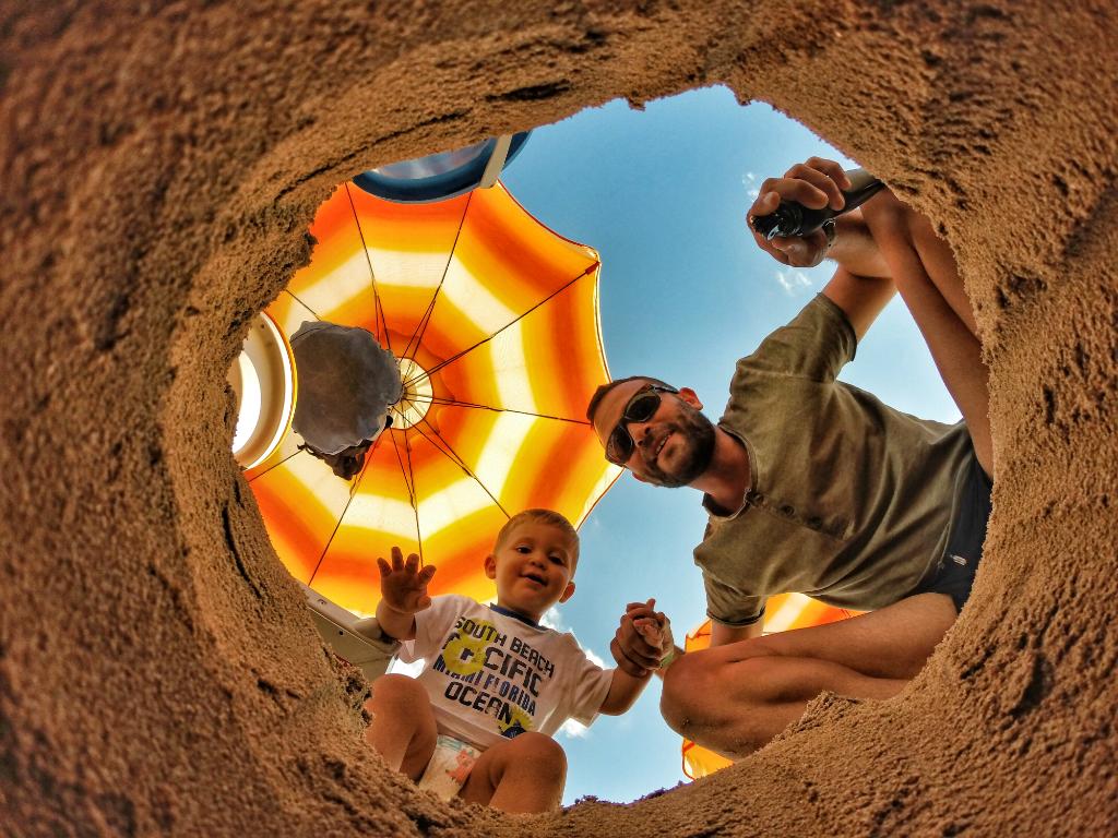 GoProIT's tweet image. Gabriele Manfre scava una buca sulla spiaggia e costruisce un castello di sabbia insieme a suo figlio. #GoProIT