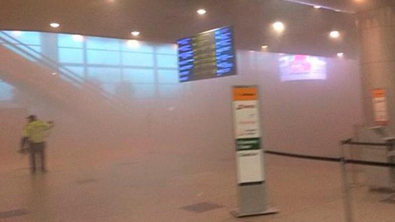 Что творится в аэропортах москвы сегодня. Эвакуация людей из аэропорта Домодедово. Аэропорт Домодедово эвакуация людей стена. Задымление на борту самолета. Видео экран на здании аэропорта Домодедово.