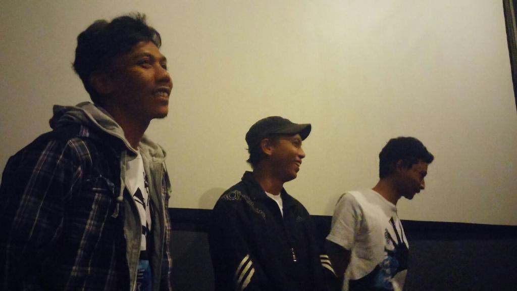 ACFFest's tweet photo. Presentasi karya para pemenang di Jember dengan karyanya berjudul @filmtinuk. http://t.co/YuGKmD5nTv