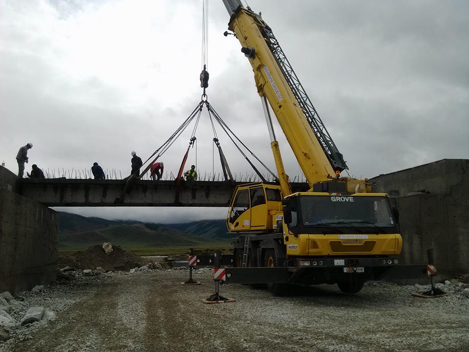 SonoforteGroup's tweet photo. Sonoforte building bridges in Arkhangai. #LiftingMongolia http://t.co/kj0SBvuGbn