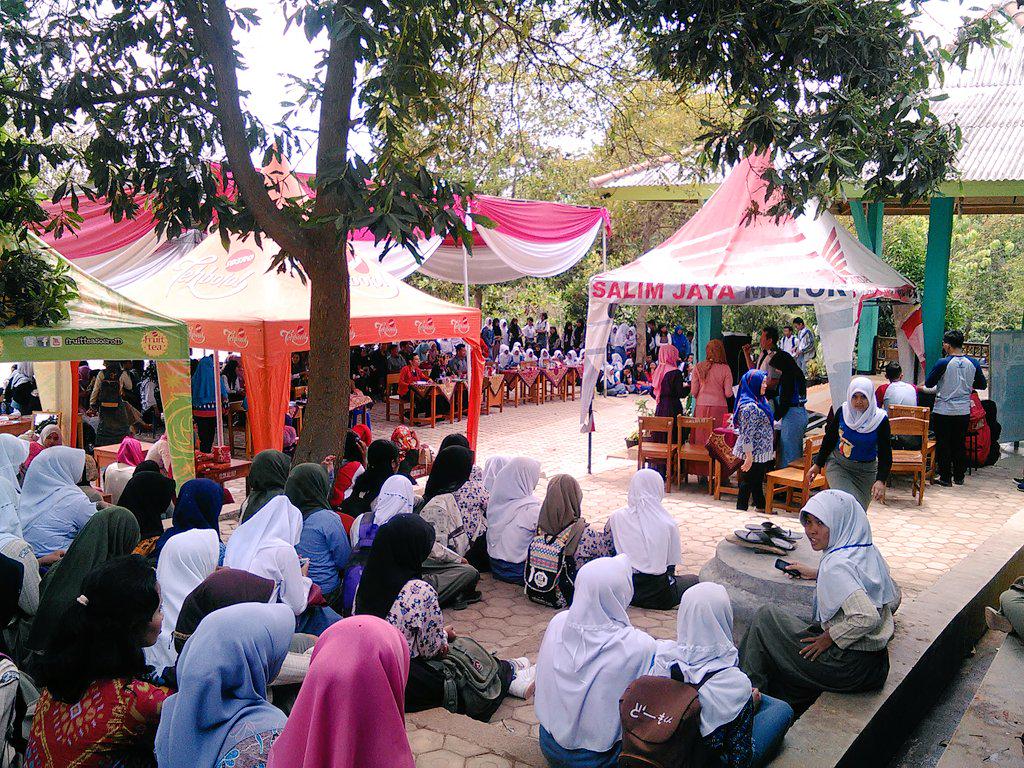 Wlaupun siang ini panas banget gak ngurangin antusias penonton, tapi duduknya pindah di bawah pohon 🌞🙊😹