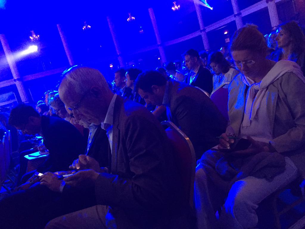 366communities's tweet photo. Être orateur aux #Rencontres2015 c'est accepter de voir 600 personnes qui regardent un petit écran sur leurs genoux ! http://t.co/guEZxghIdM