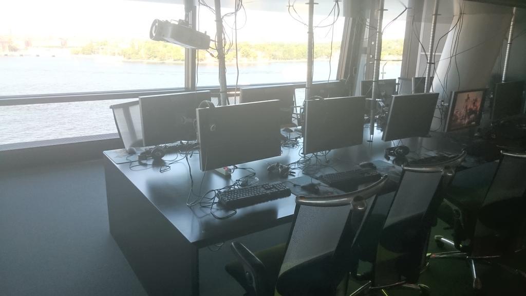 DrunkenDutchmen's tweet photo. Lekker aan het relaxen op het EA-Dice hoofdkantoor in Stockholm en dadelijk richting LCS, wat een zwaar leven toch http://t.co/3nunZZv98o