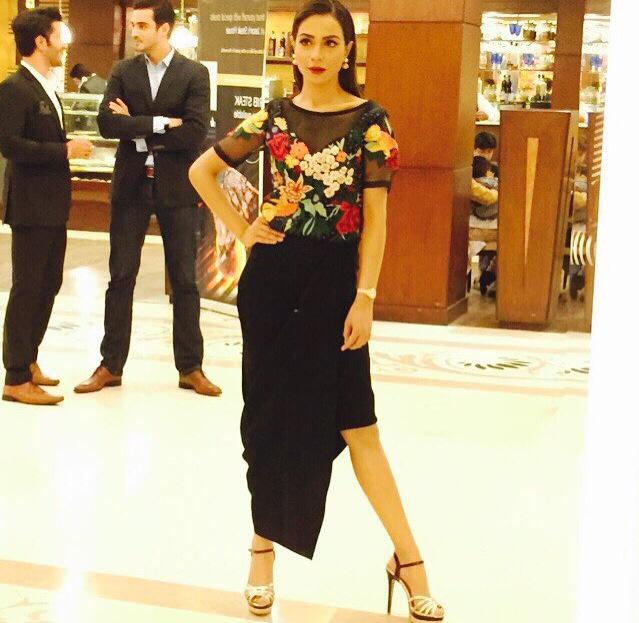TeamHumaimaM's tweet image. Oomph! @HumaimaMalick steps out for the premiere wearing #Mahgul styled by @haiyabokhari