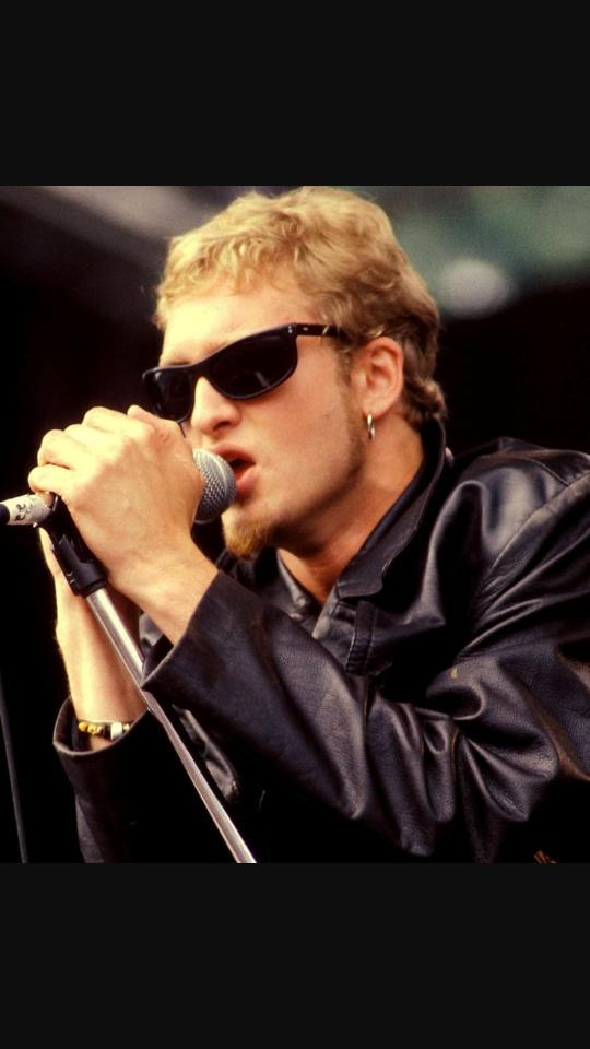 Happy birthday to Layne Staley R.I.P you are missed 