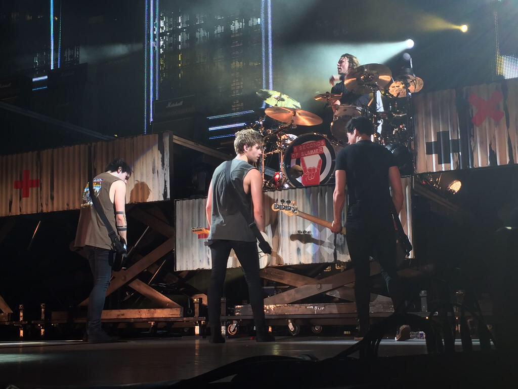 keepvoting5SOS8's tweet image. #ShesKindaHotVMA