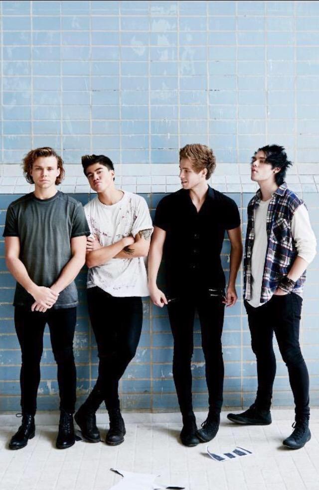 _annayu's tweet photo. Ashton looking like model, mike and cal derping and Lucas judging everyone immensely #ShesKindaHotVMA http://t.co/HEFTh9SUME