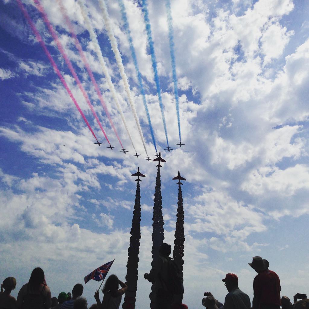 Mark_Gale7's tweet photo. Red arrows! Flying past the John Egging memorial at Bournemouth Air Festival @BmthAirFest #redarrows @Bournemouthecho http://t.co/6GYliuzbo0