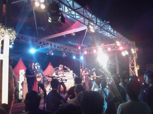 Yak! Mari berdansa bersama <a href="/OM_PMR/">OM PMR</a> !! #VidaFest2015 #BahagiadiBekasi