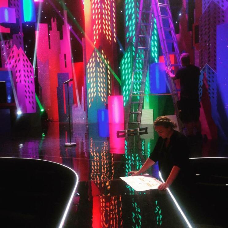 StandUpNorge's tweet photo. I kveld er det #komiprisen2015 på @NRKno kl.20:55! Scenen og komikrne er klare! Er du? #latteroslo http://t.co/Kn6ts5lIUp