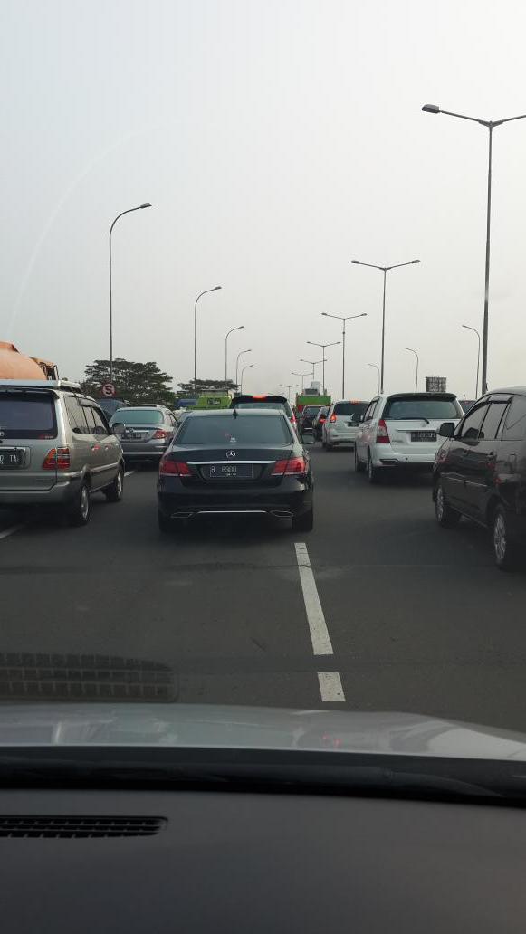 DJ_DYan's tweet photo. @PTJASAMARGA @jasamarga pelayanan buruk. Mau bayar duit aja musti antri. 1 km broooo.. Stupid management.. http://t.co/egHl4A15Sl