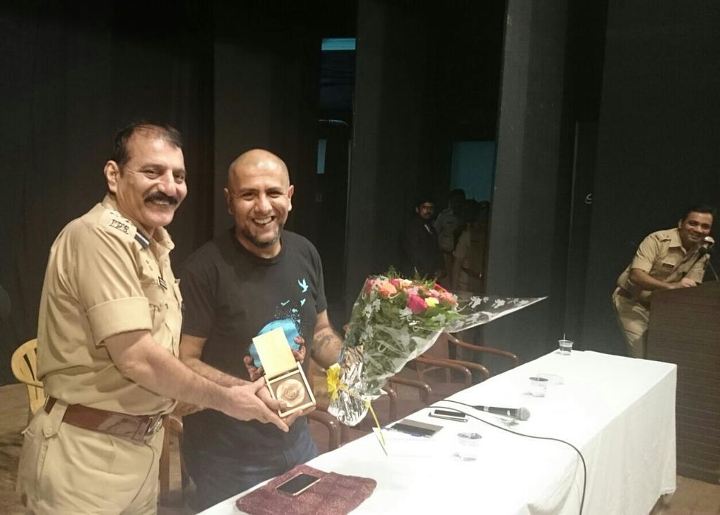 VishalDadlani's tweet photo. Had the honour of addressing 600 of Mumbai's cops on how they can be more sensitive to young people.Great initiative! http://t.co/pAKxojNTnH