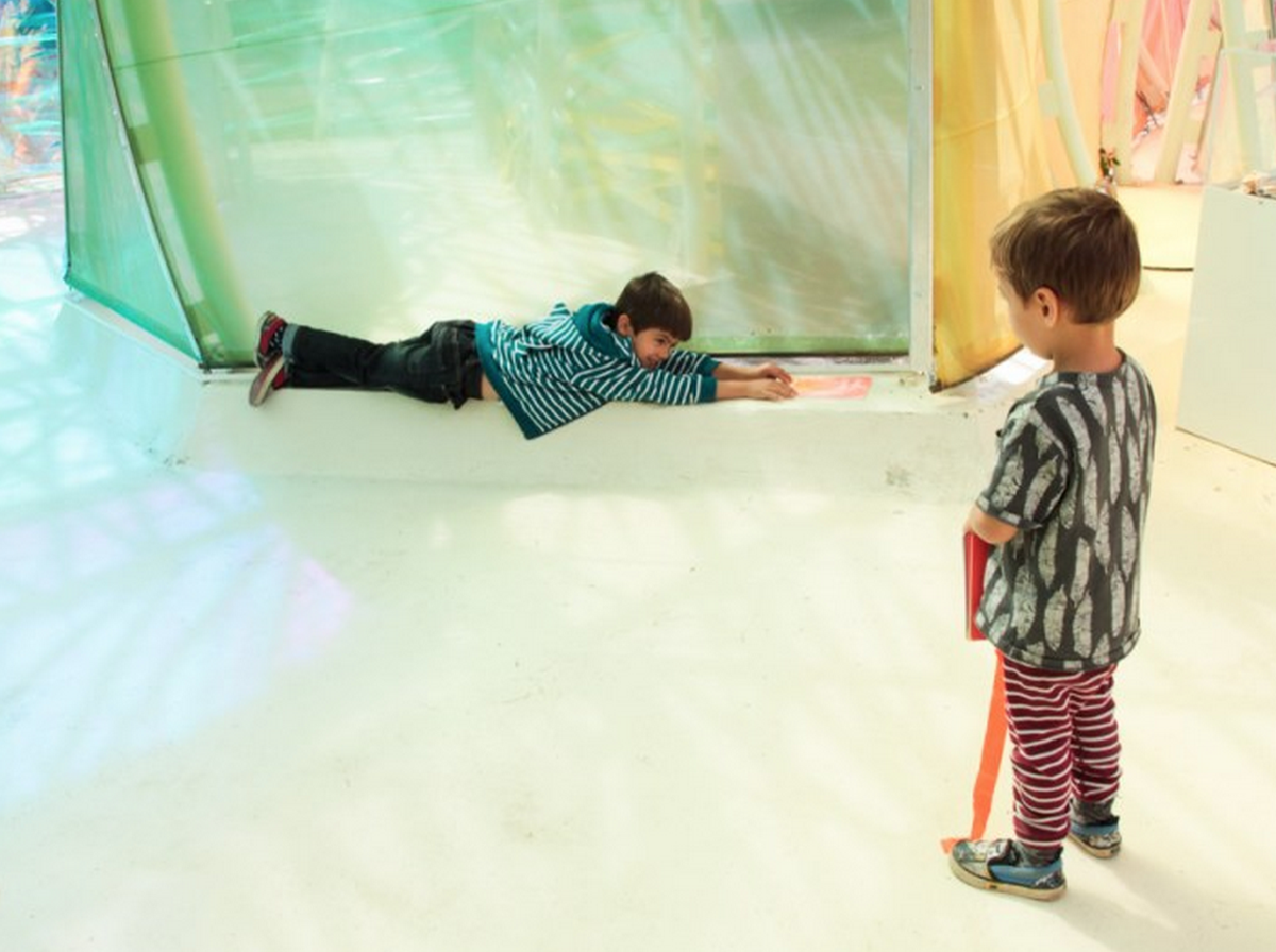 SerpentineUK's tweet photo. Perfect weather for a pavilion visit! Squeeze or stretch to fit; use your body as a measuring tape! #PavilionPack2015 http://t.co/FiMpRNQK2a