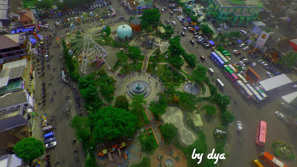 dyacell2000's tweet photo. Alun alun batu @infobatu @infomalang #DPImalang #flysave #dronesaregood http://t.co/YZzT4q5zfB