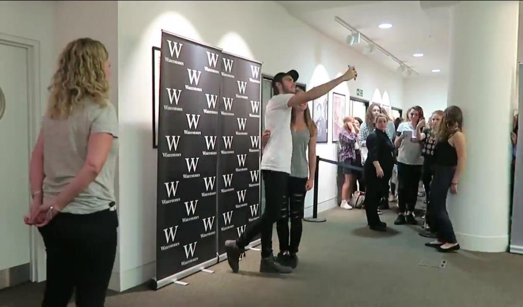 pointlessxsugg's tweet image. Just casually in Alfie's vlog💁🏼🙊😩❤️