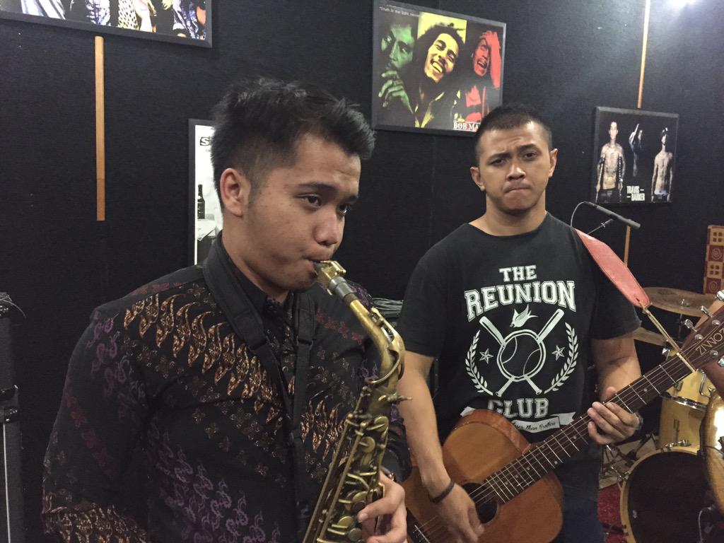 Malam ini TRC akan ditemani oleh pemain saxophone berkarisma, teman kami yakni Mr. Abraham Prabowo cc: <a href="/lampudunia15/">lampudunia</a>
