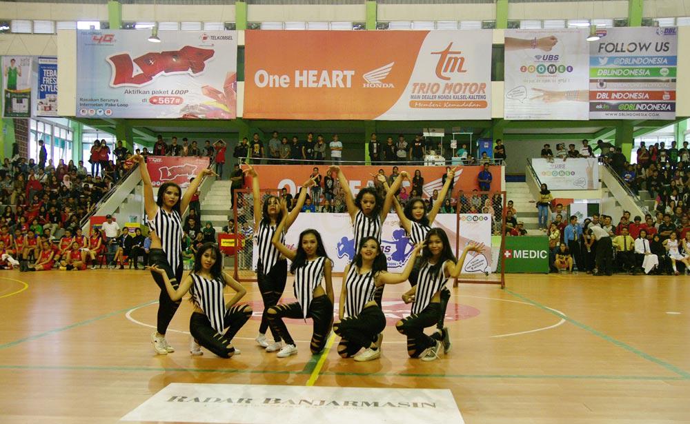 Penampilan tim dance SMAN 2 Banjarmasin <a href="/infoSMADA/">SMAN 2 Banjarmasin</a> <a href="/UBSGOLD/">UBS GOLD</a> #UBSZooMeeDanceCompetition #HondaDBL2015 #DBLBanjarmasin