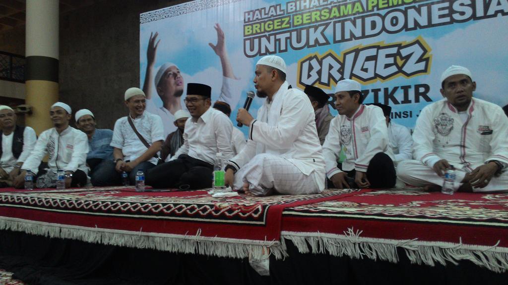 Subhanallah pnya walkot yg tdk hny pintar urusan dunia tp beliau pintar urusan akhirat <a href="/ridwankamil/">Ridwan Kamil</a> <a href="/ust_arifinilham/">Ust.M.Arifin Ilham</a>