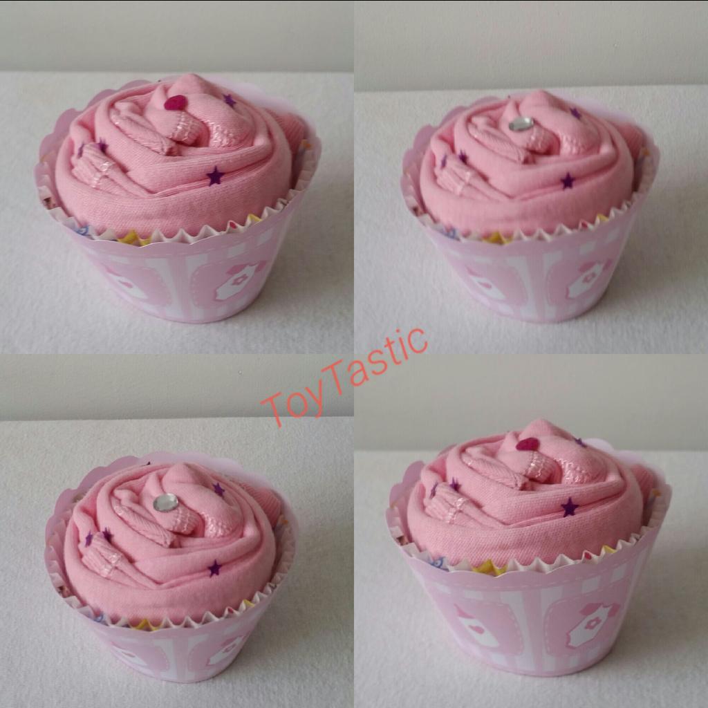BabyNappyCake's tweet photo. #cupcake anyone? Includes 1 #pink #babyvest will be presented in a #cakebox that holds 6. More designs to follow 💖🍼💖 http://t.co/ercHSDi6u1