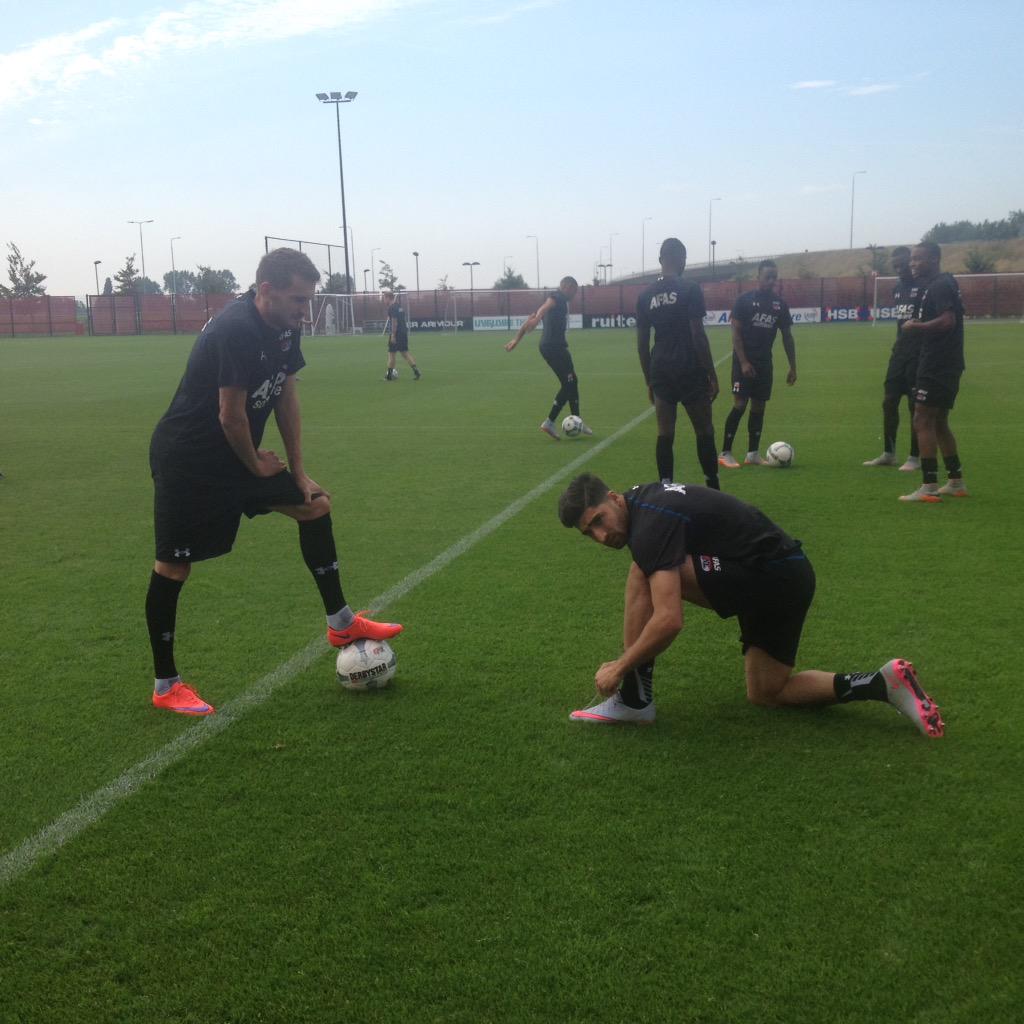 AZAlkmaar's tweet photo. Het is zo ver: alle twee de nieuwkomers zijn vandaag op de training: Brezancic (links) en Jahanbakhsh. #AZ #azwil http://t.co/hkmDop9Wq3