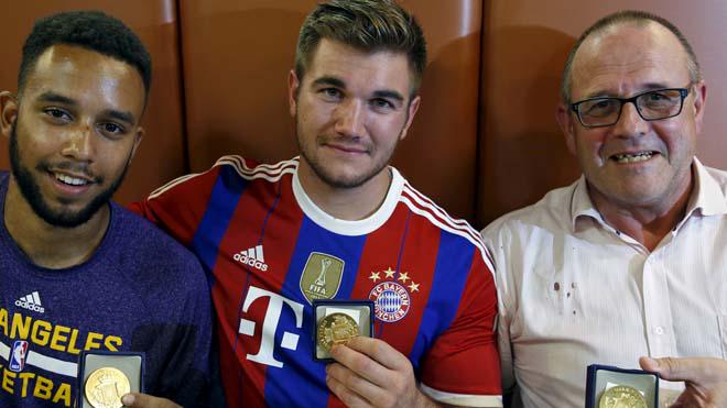 FoxNews's tweet image. THE HEROES: US servicemen help thwart mass killing on Paris-bound train fxn.ws/1I24Ajq