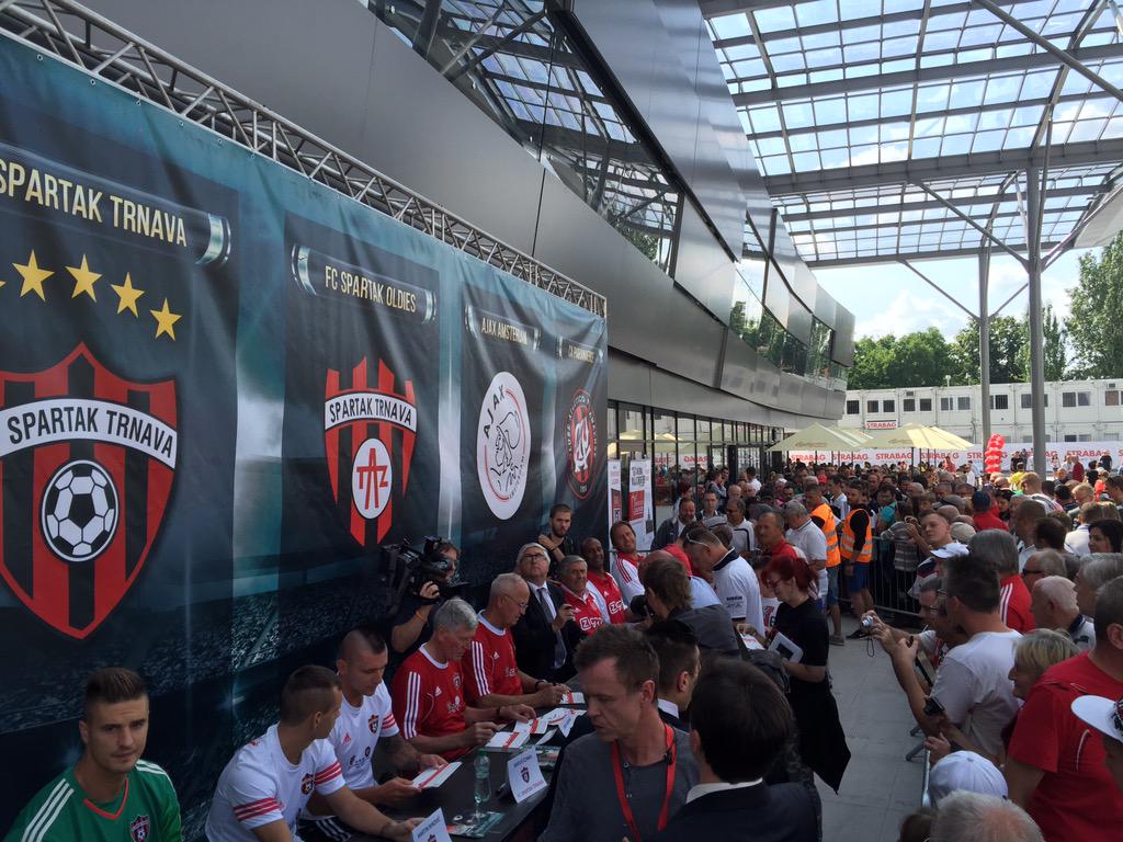 playersunited's tweet image. Lucky @AFCAjax on Tour in Trnava with @Sjaak_Swart8 @AronWinter1967 and @RobWitschge  #legends 👍🏻💪🏻⚽️ #Matchday