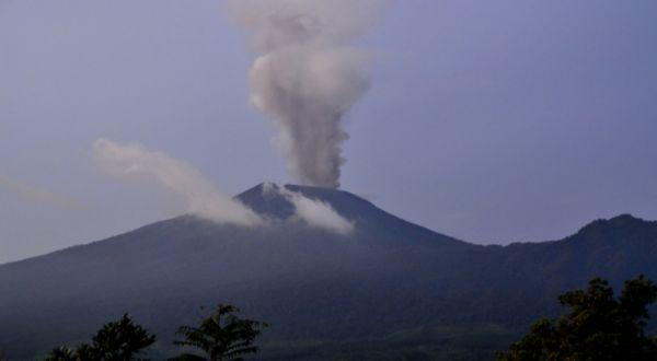 Gunung Slamet Raksasa Yang Sedang Tidur Dan Mitos Ramalan Ki Jayabaya - AnekaNews.net