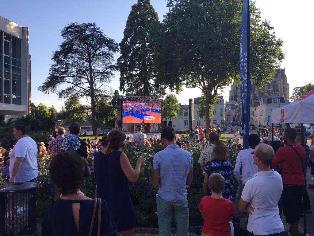 a_saint_quentin's tweet photo. Le #match #FRABEL en direct sur l'écran géant devant le palais des sports de #SaintQuentin ! 🇫🇷🏀 @FRABasketball http://t.co/eIDAyVS5Pk