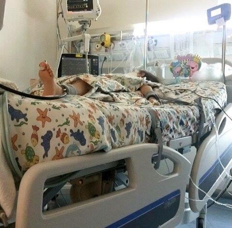 FuerzaMonse's tweet photo. Monserrat sigue estable dentro de su gravedad. La fiebre ha bajado un poco y esperamos un milagro #UnCorazonParaMonse http://t.co/SAFImifQXj
