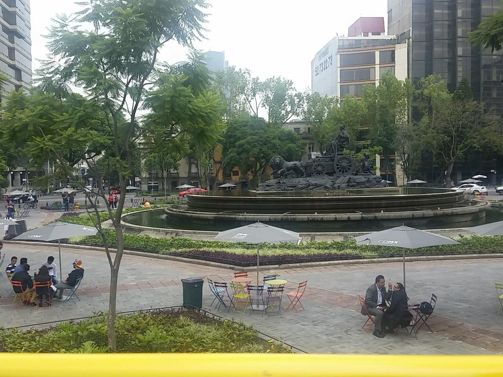 Bryan_uriel1648's tweet photo. @UPhistoria  fuente de la cibeles,  copia de la de Madrid, donada por la comunidad de residentes españoles, 1980. http://t.co/ny74HFyKBO