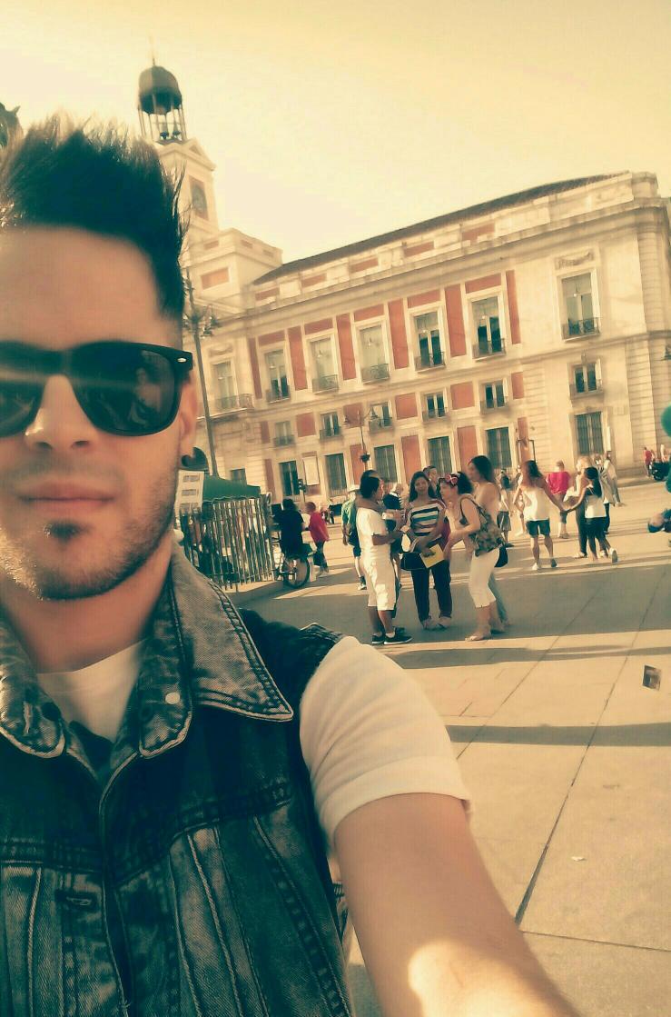 InfoFauC_'s tweet photo. Por Sol 👏😍😏 ¿Heladito? #VodafoneSol #MadridSol http://t.co/inKaiAgdc2