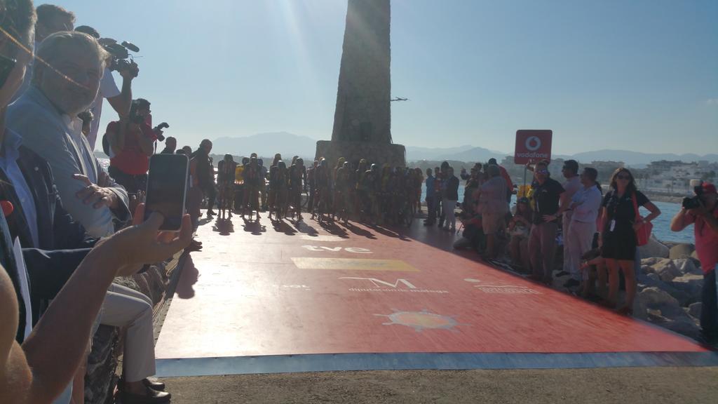 SURMarbella's tweet photo. Espectacular salida de @lavuelta desde el muelle de abrigo de #PuertoBanús #Marbella http://t.co/XfpmtjslJq