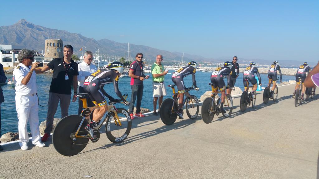 SURMarbella's tweet photo. Espectacular salida de @lavuelta desde el muelle de abrigo de #PuertoBanús #Marbella http://t.co/XfpmtjslJq