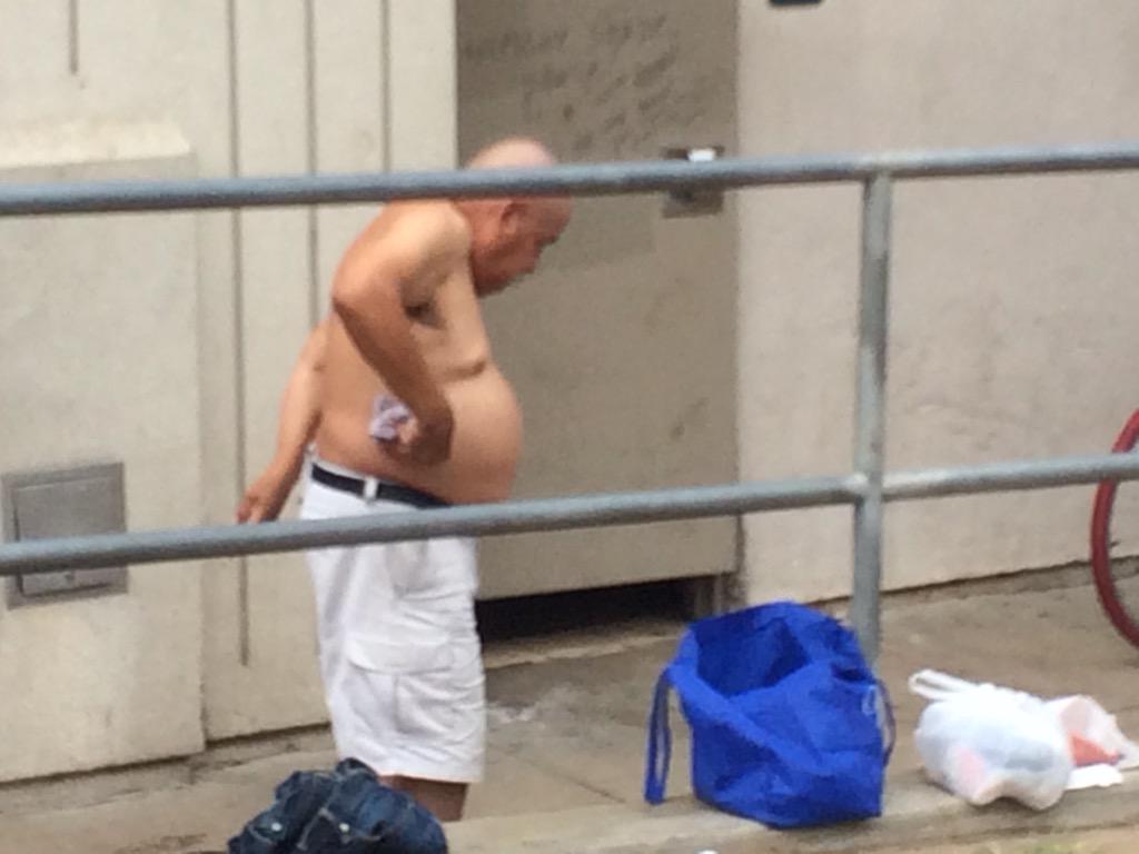 VanQuin2's tweet image. Some residents of #Westlake prepare for their day. #homelessinthepark #MSWCommunity