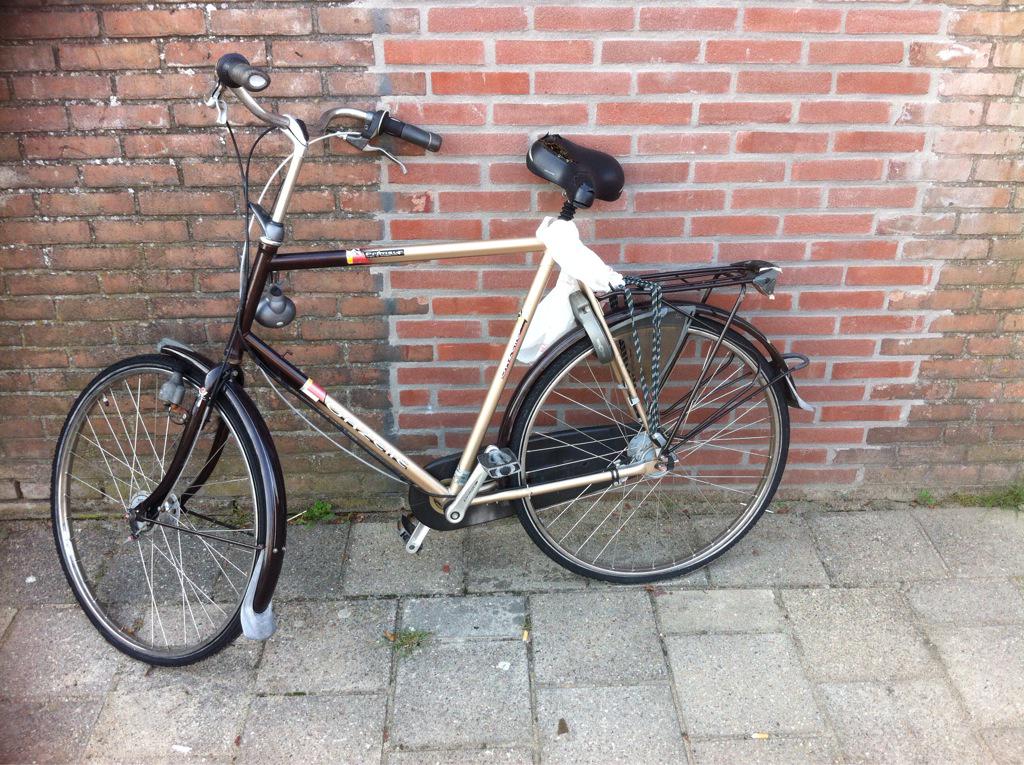 @wijkagtcobussen van wie is deze fiets? Staat al 2 weken op de waaiershoek.