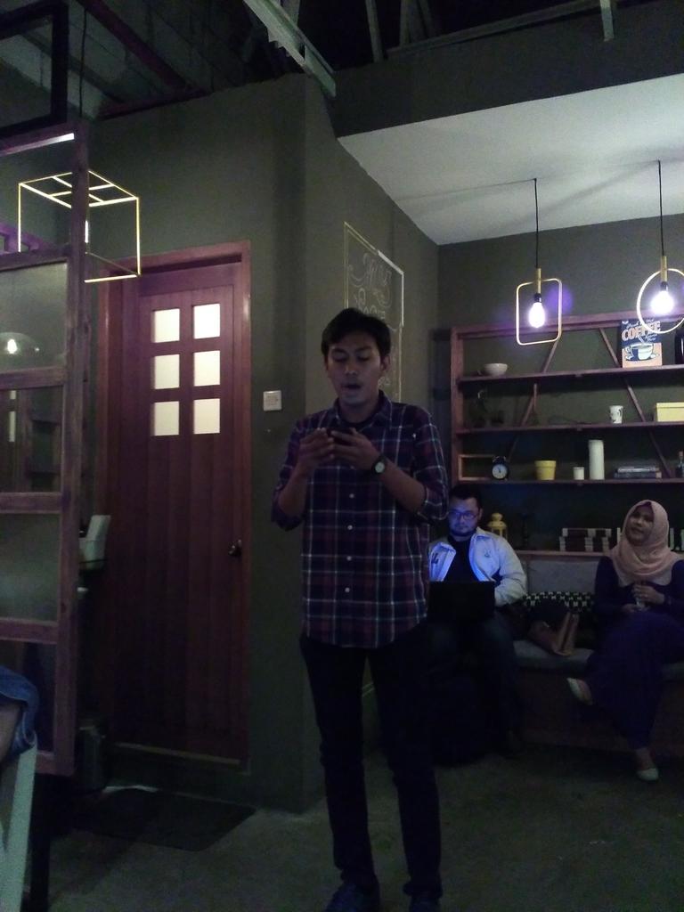 MalamPuisi_JKT's tweet photo. Kali ini @naufalldy yang konon baru belajar menulis puisi membacakan #PuisiMerdeka http://t.co/MA84xby6ay