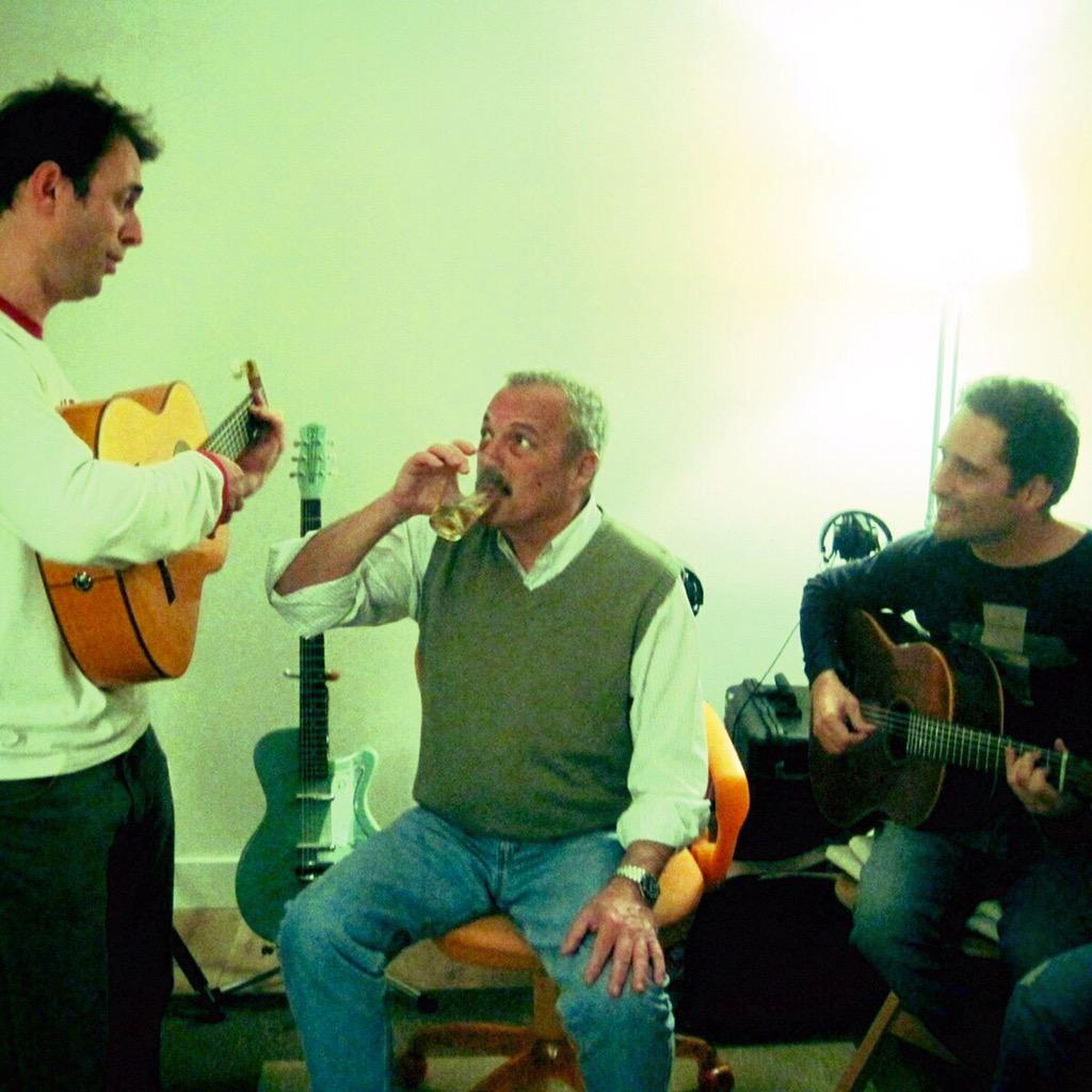 drexlerjorge's tweet photo. "De verdad hace falta q canten una más?"
#DanielRabinovich, rodeado, se da a la bebida.
Salud maestro!
Cc@k_Johansen http://t.co/9SoMA6OLuD