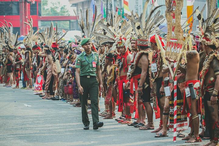 pontianakite's tweet photo. Dayak's Soldier in #KarnavalKhatulistiwa -photo by: @rockerkecil - http://t.co/y2M8Vhh5xF