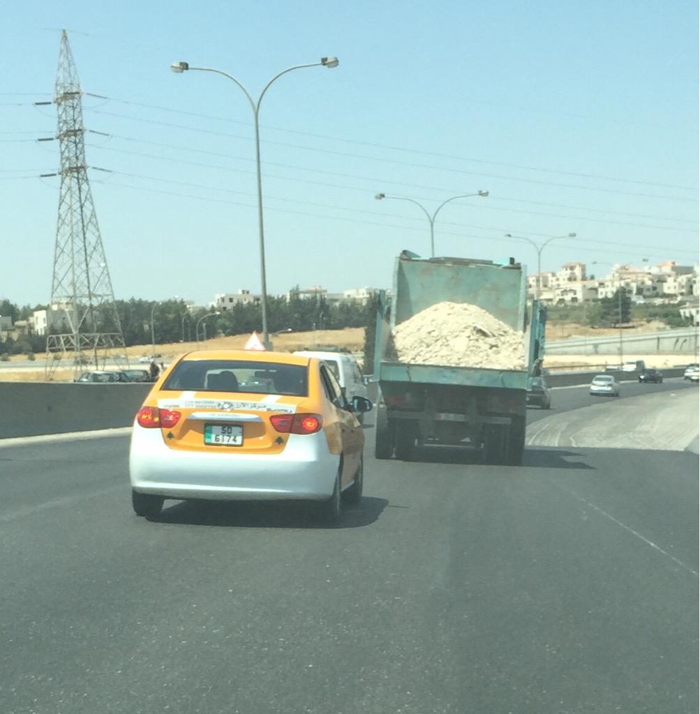mkasfour's tweet photo. @GAMtweets سياره تابعه لامانه عمان على شارع المطار اليوم الساعه ١٢:٤٥ ظهرا دون التقيد بقوانين السير بتغطيه الحمولة http://t.co/pyy4CJl9iv