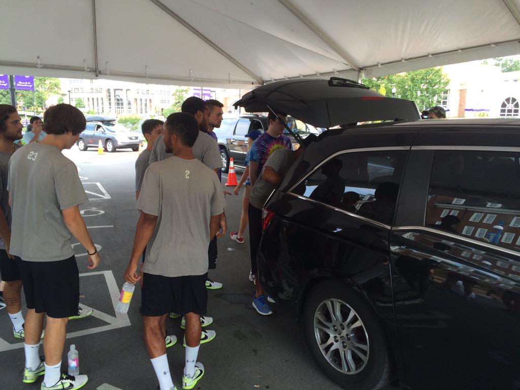 HPUMSOCCER's tweet image. Dan Hauser, Chris Wood &amp;amp; Men's Soccer working at #HPUMoveIn today at @HighPointU. #GoHPU @HighPointSports